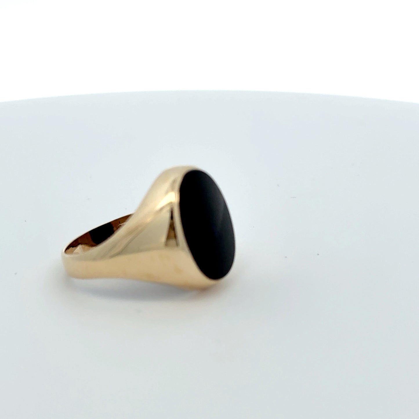 9ct Yellow Gold Oval Onyx Signet Ring (Pre-Loved)