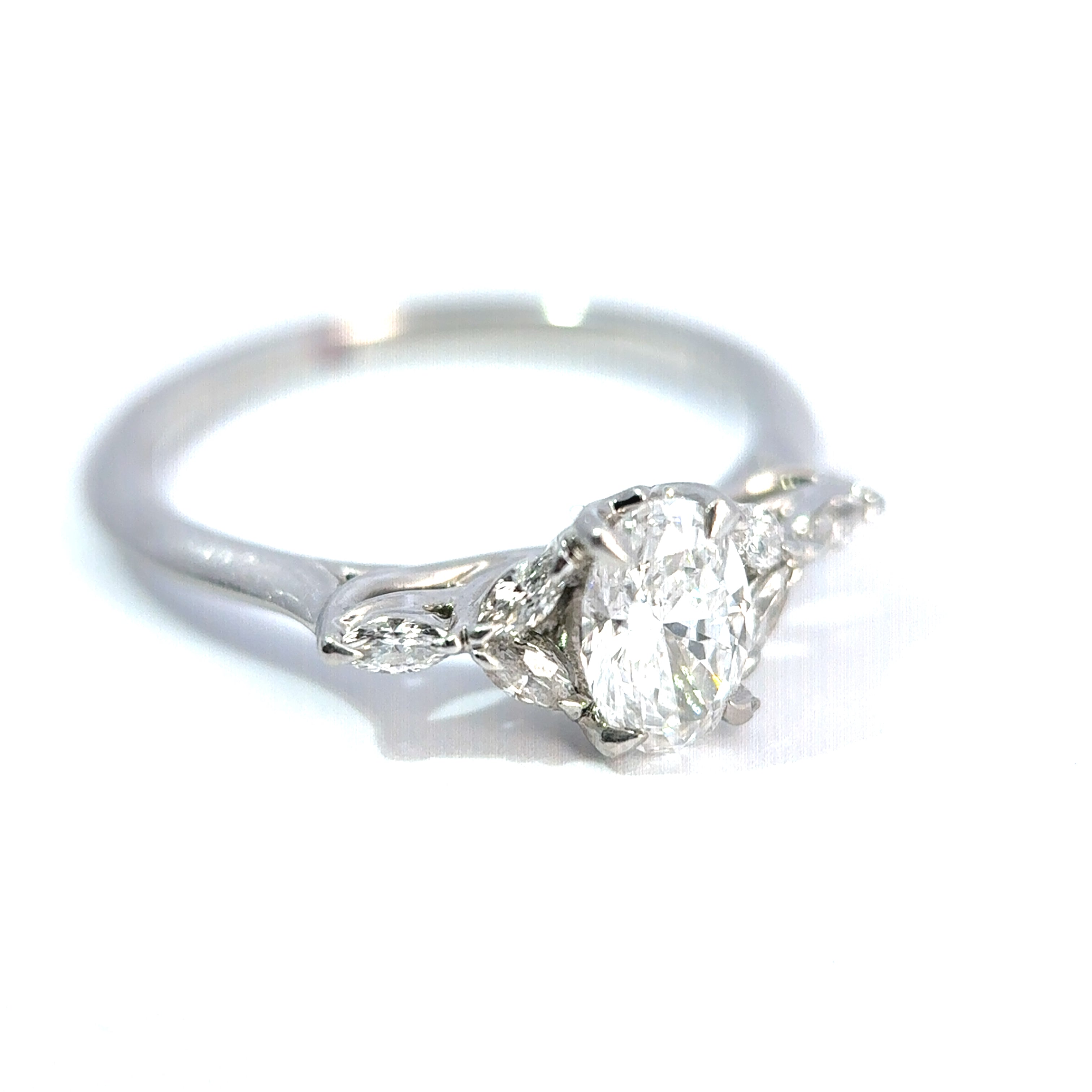 Platinring mit ovalem Diamanten und Marquise-Diamanten 0,60 Karat D/VS2