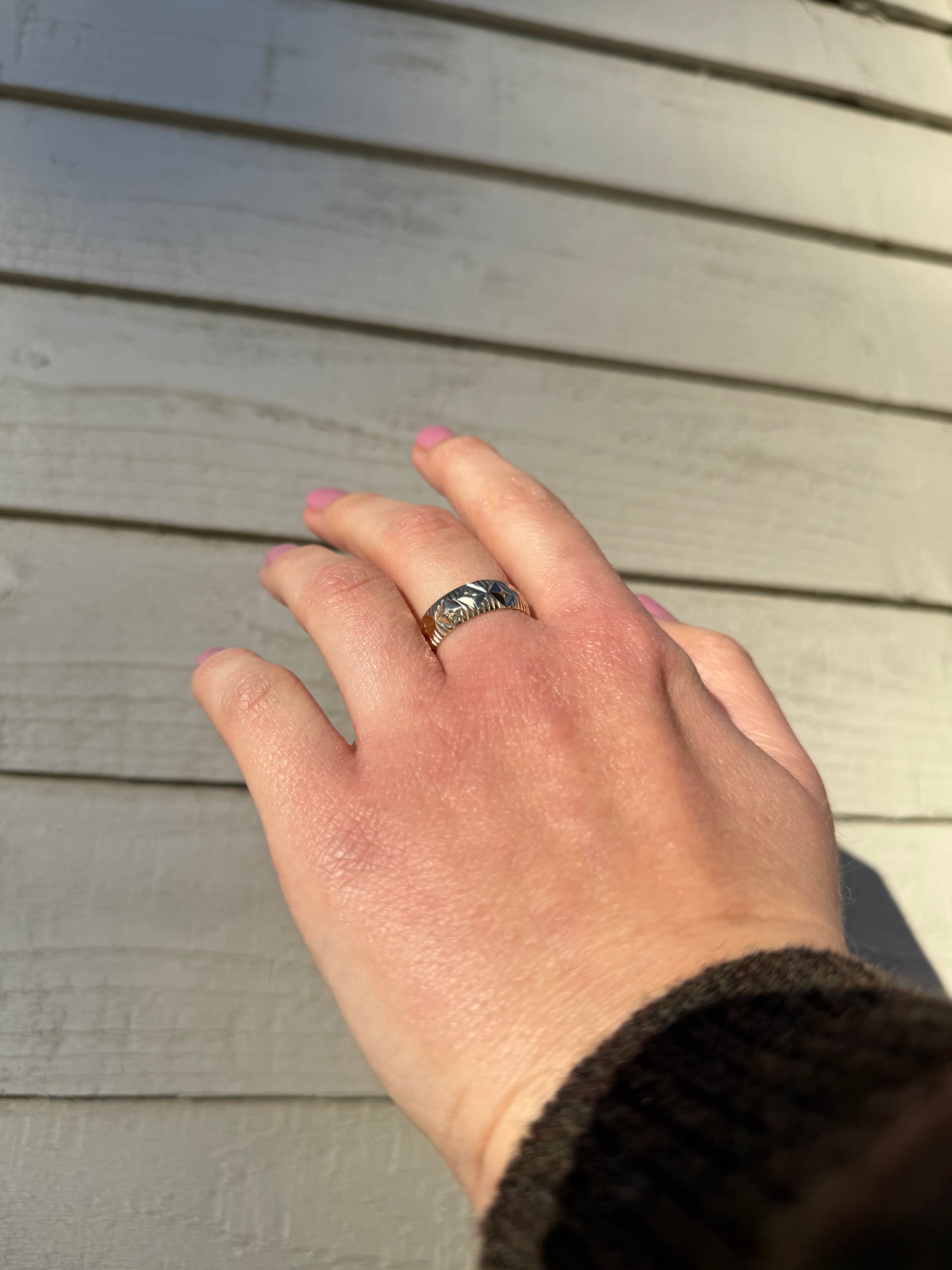 Vintage 9ct Yellow Gold Geometric Patterned Band