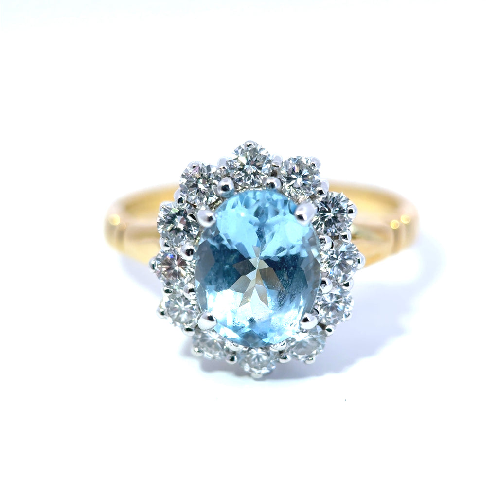 18 Karat Gelbgold Oval-Aquamarin- und Diamant-Cluster-Ring