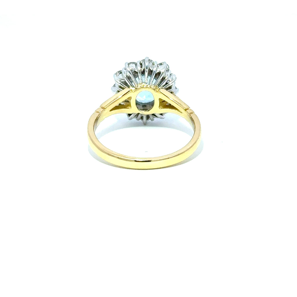 18 Karat Gelbgold Oval-Aquamarin- und Diamant-Cluster-Ring