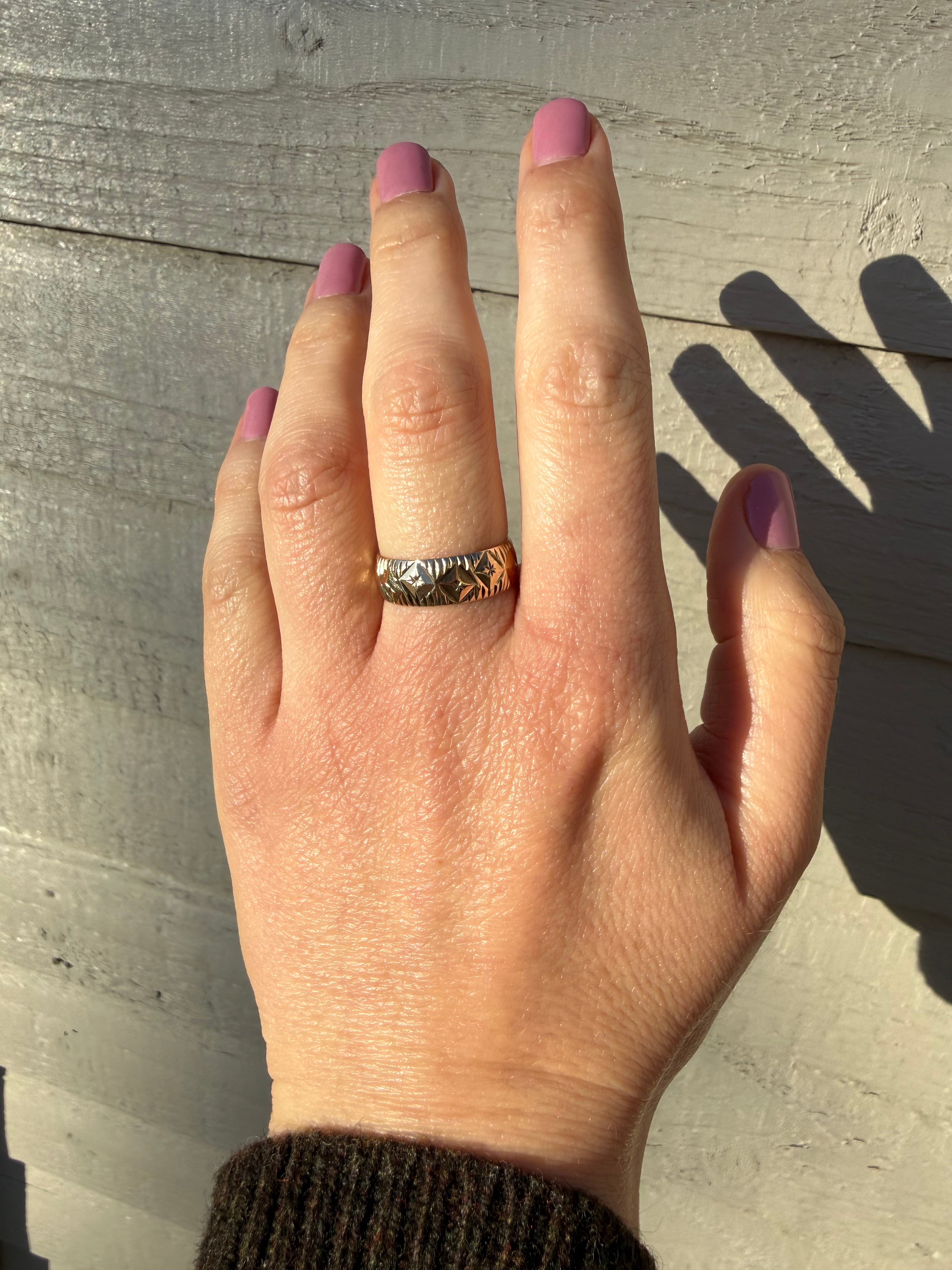 Vintage 9ct Yellow Gold Geometric Patterned Band