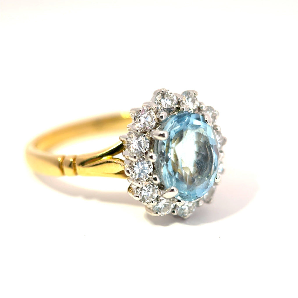 18 Karat Gelbgold Oval-Aquamarin- und Diamant-Cluster-Ring