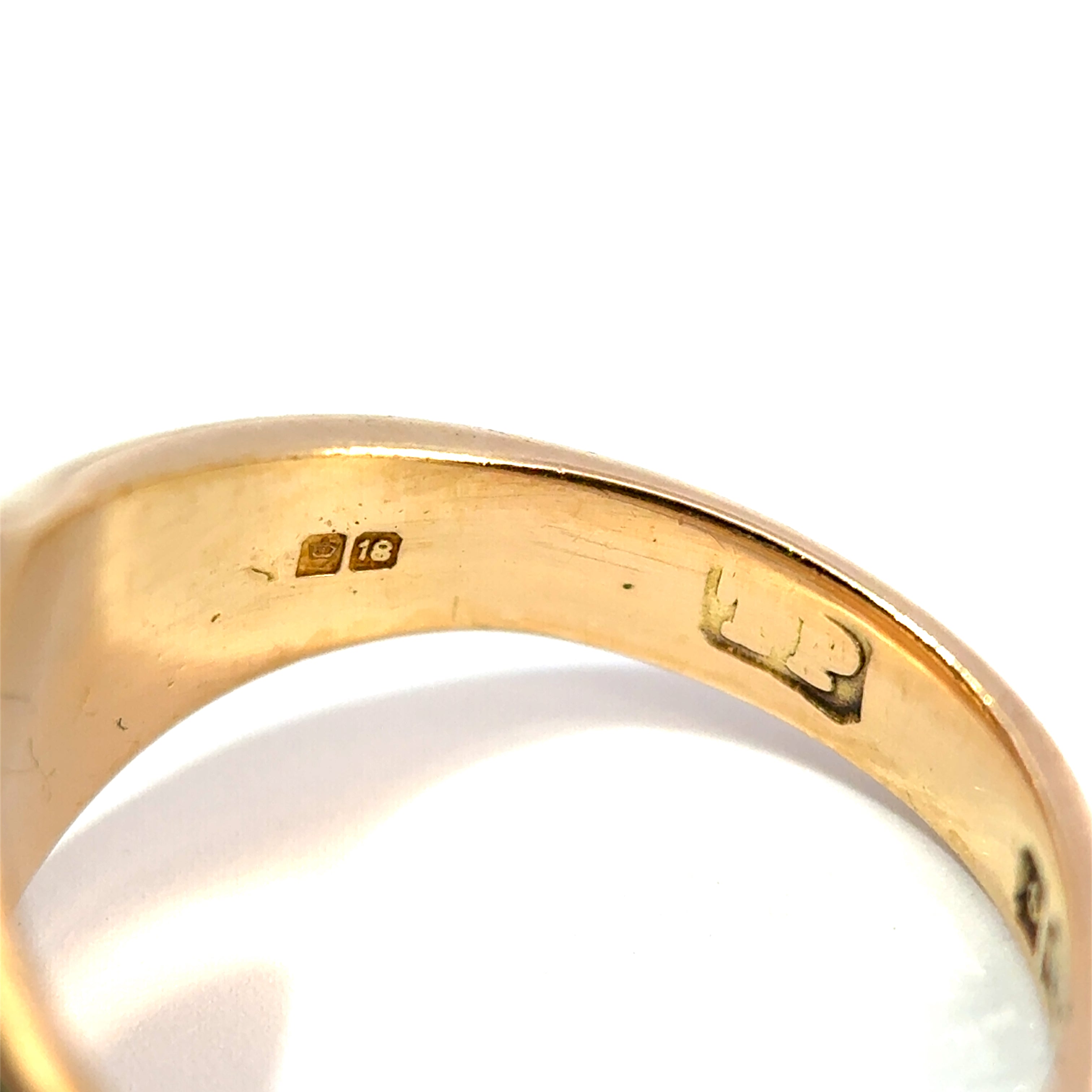 Vintage 18ct Yellow Gold Engraved Round Signet Ring