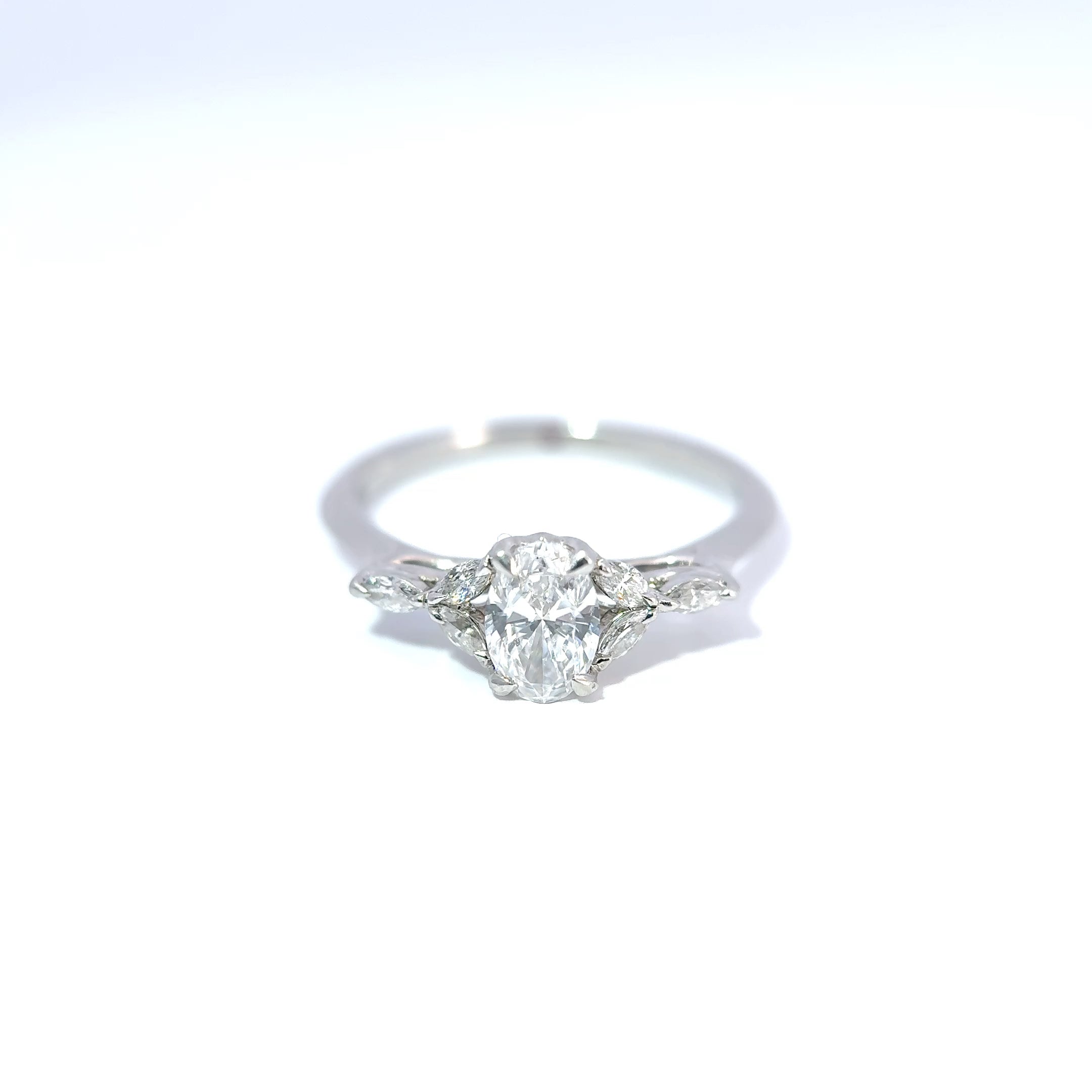 Platinring mit ovalem Diamanten und Marquise-Diamanten 0,60 Karat D/VS2