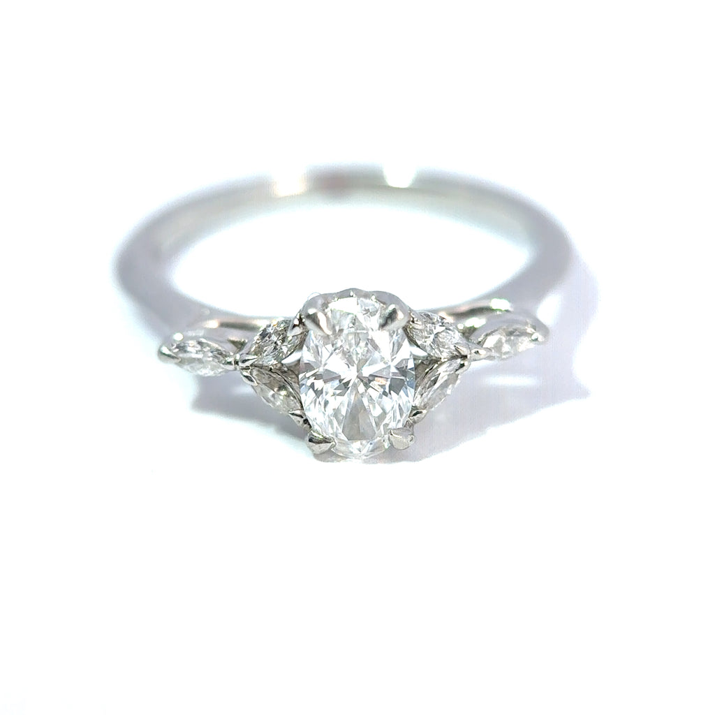Platinring mit ovalem Diamanten und Marquise-Diamanten 0,60 Karat D/VS2