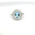 Anillo de oro blanco de 18 quilates con aguamarina ovalada y racimo de diamantes