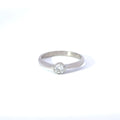Anillo solitario de oro blanco de 18 quilates con diamante engastado en bisel