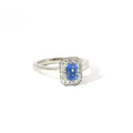 Anillo de platino con zafiro y diamantes en halo
