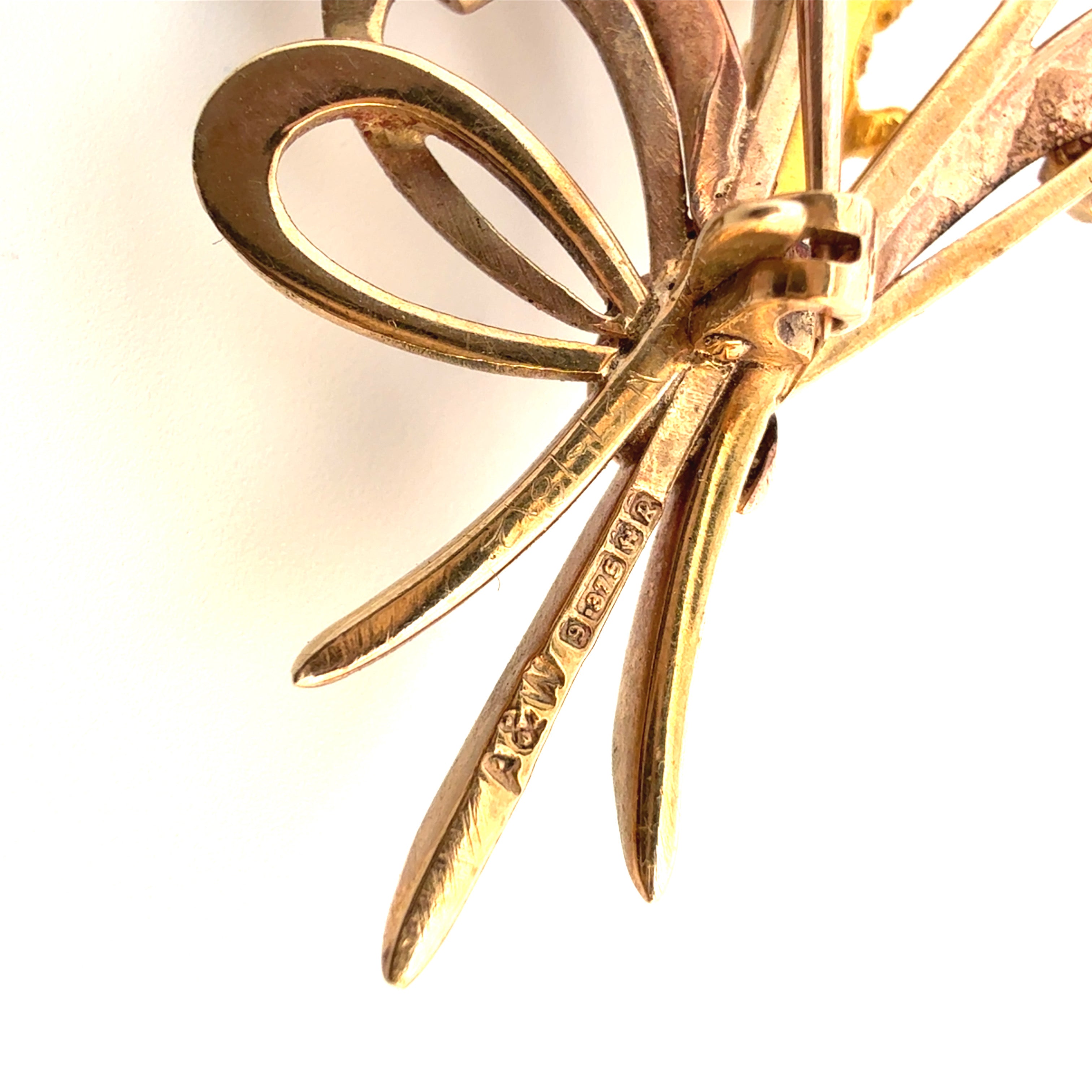 Broche de oro amarillo de 9 quilates vintage de la época de guerra con perlas y diseño floral