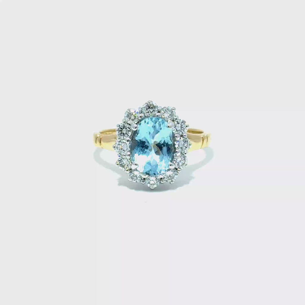 18 Karat Gelbgold Oval-Aquamarin- und Diamant-Cluster-Ring