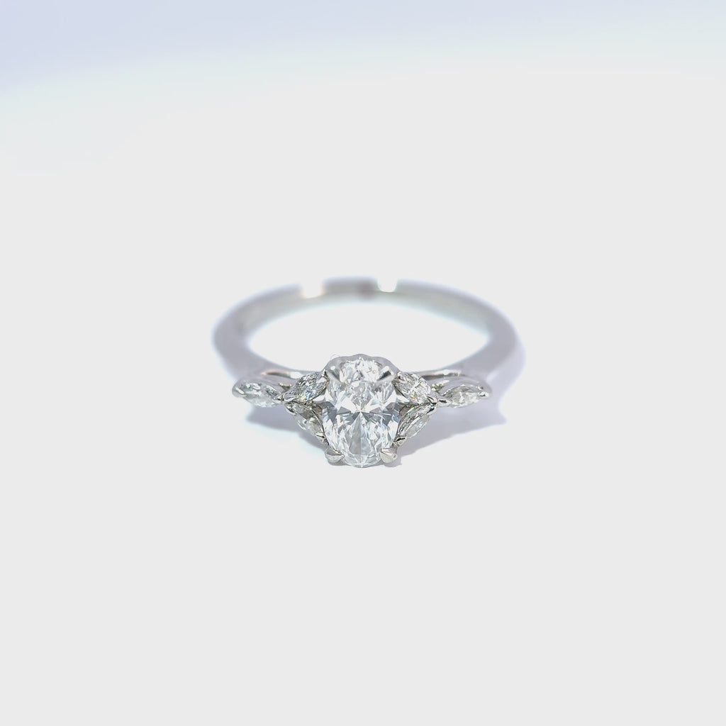 Platinring mit ovalem Diamanten und Marquise-Diamanten 0,60 Karat D/VS2