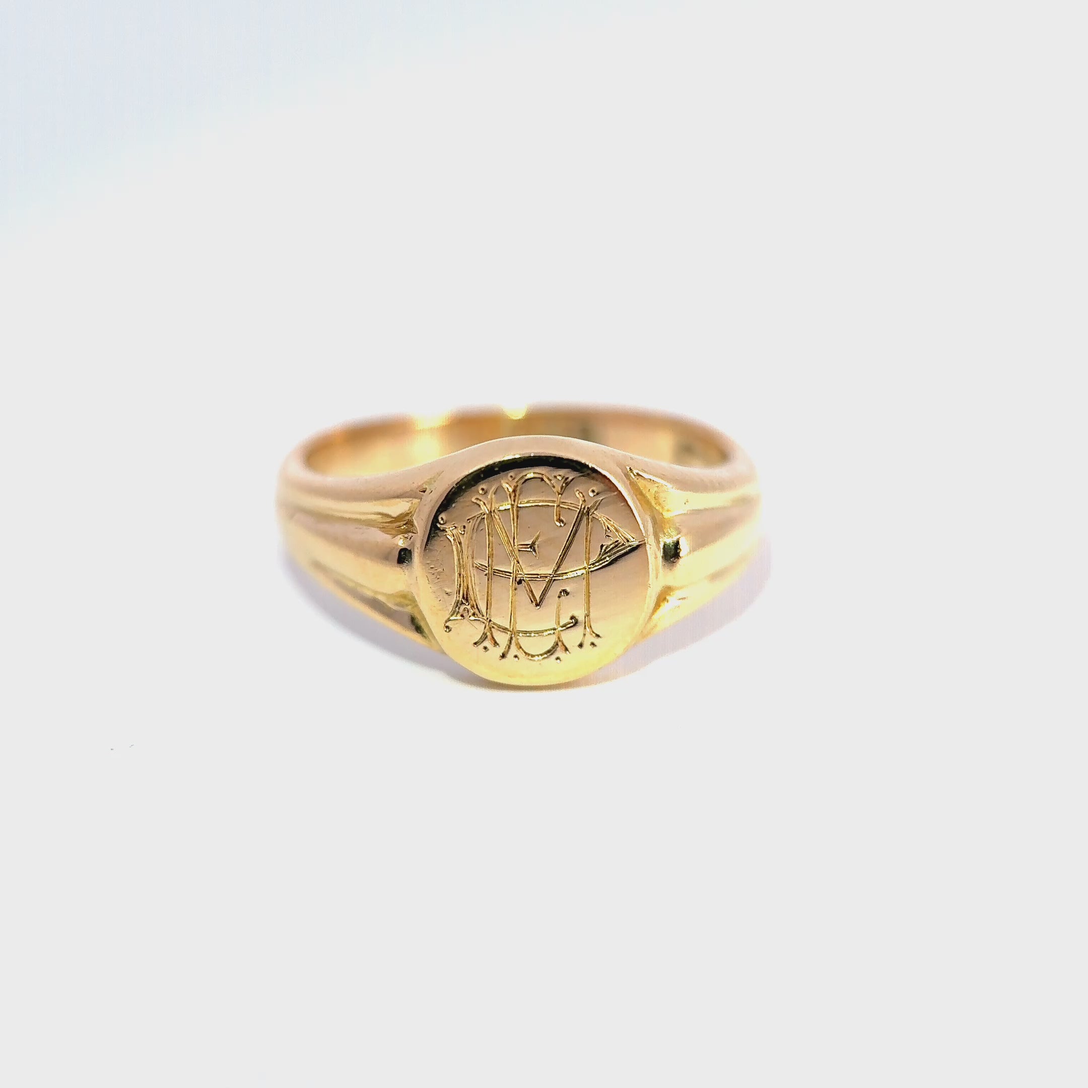 Vintage 18ct Yellow Gold Engraved Round Signet Ring