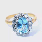 18 Karat Gelbgold Oval-Aquamarin- und Diamant-Cluster-Ring